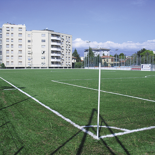 Parcheggio coperto con campo di calcio